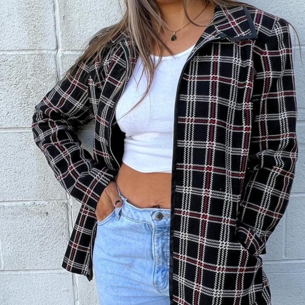 Vintage blazer, cute oversized fit. Brand: Joan Leslie